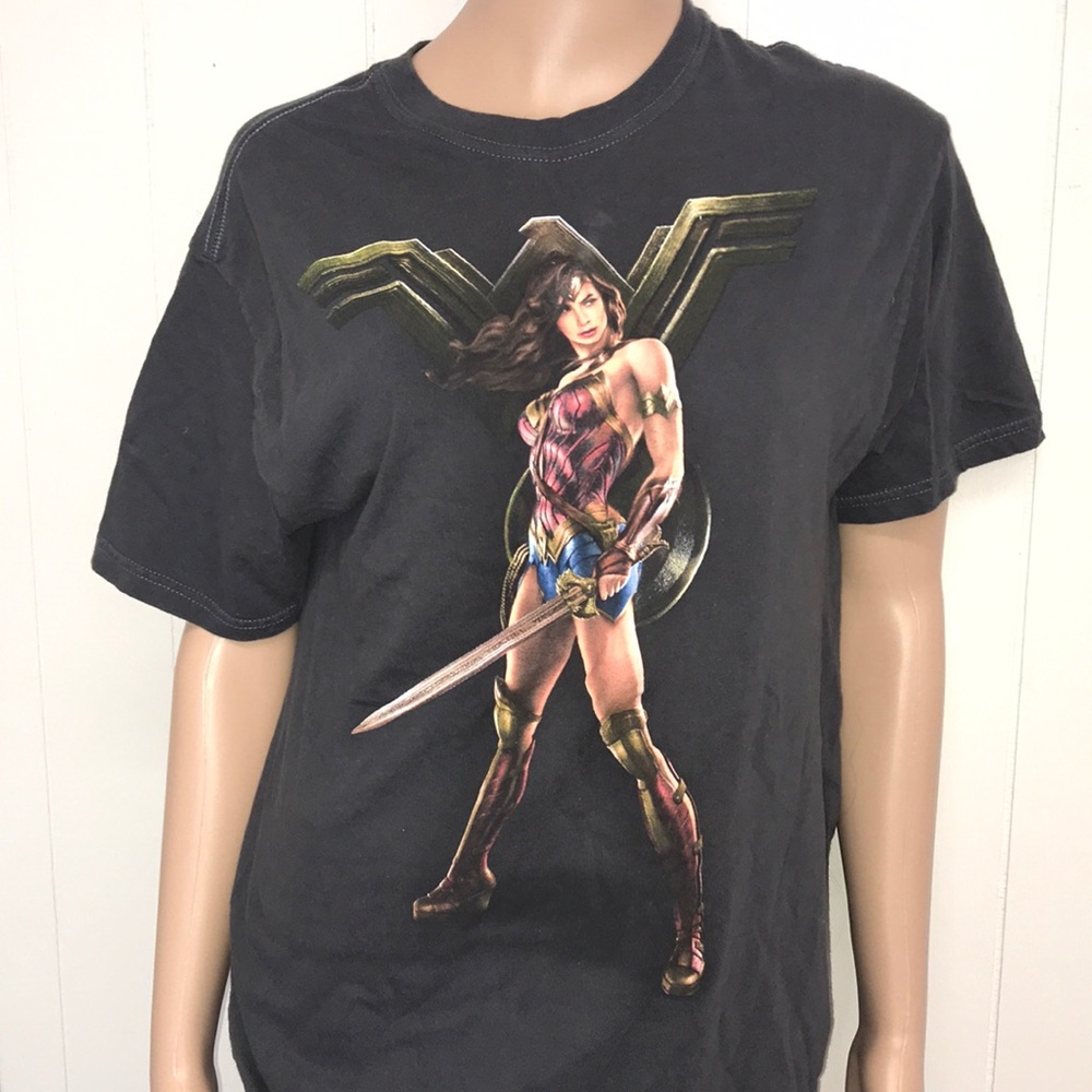 Men’s wonder woman T-shirt size medium